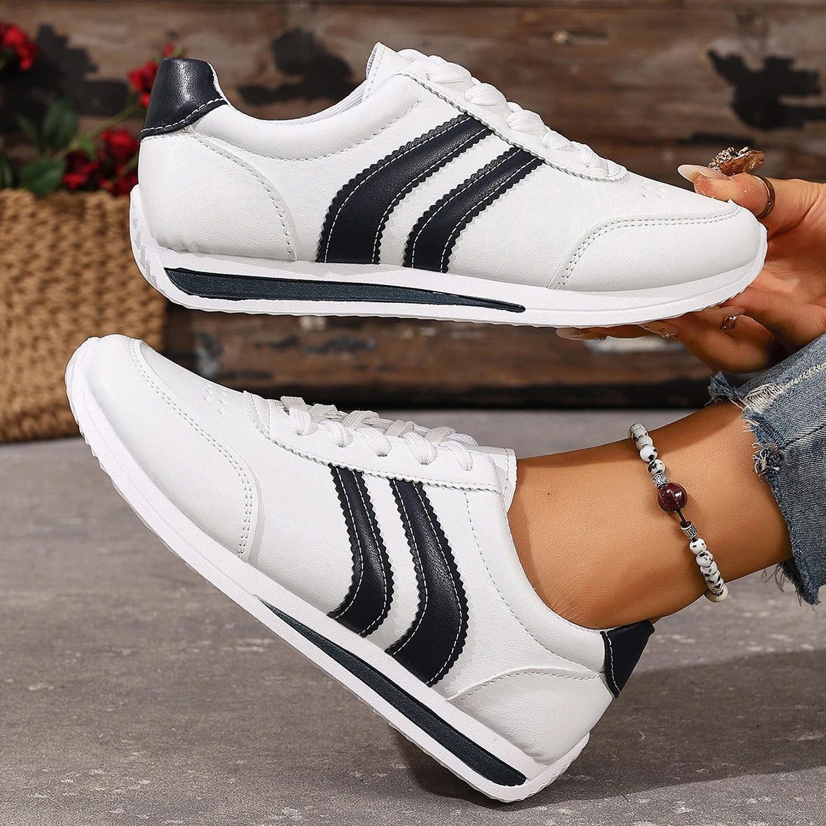 Cross-Border Bestseller Women's Casual Running Shoes Soft Leather Comfortable Bottom Girls White Black Lace-Up Sport Sneakers