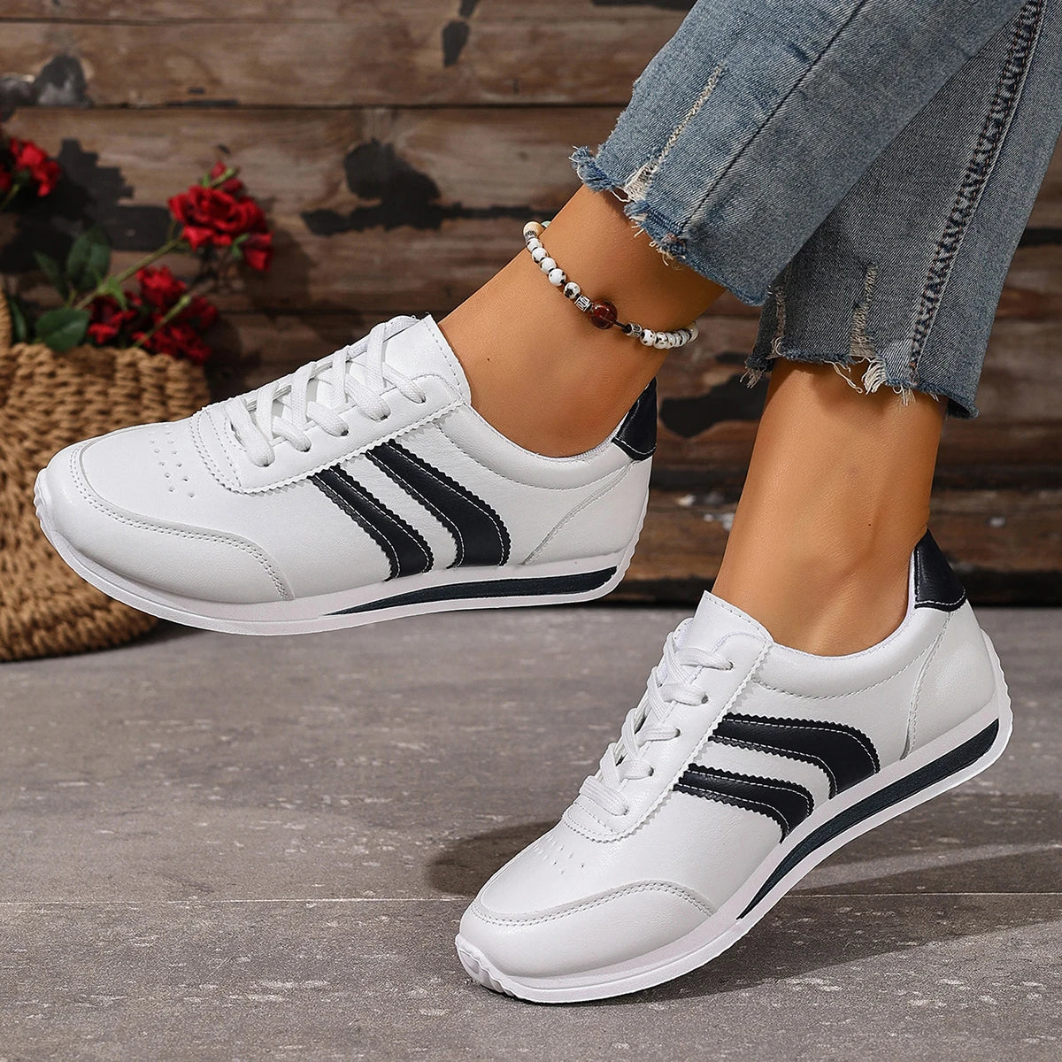 Cross-Border Bestseller Women's Casual Running Shoes Soft Leather Comfortable Bottom Girls White Black Lace-Up Sport Sneakers