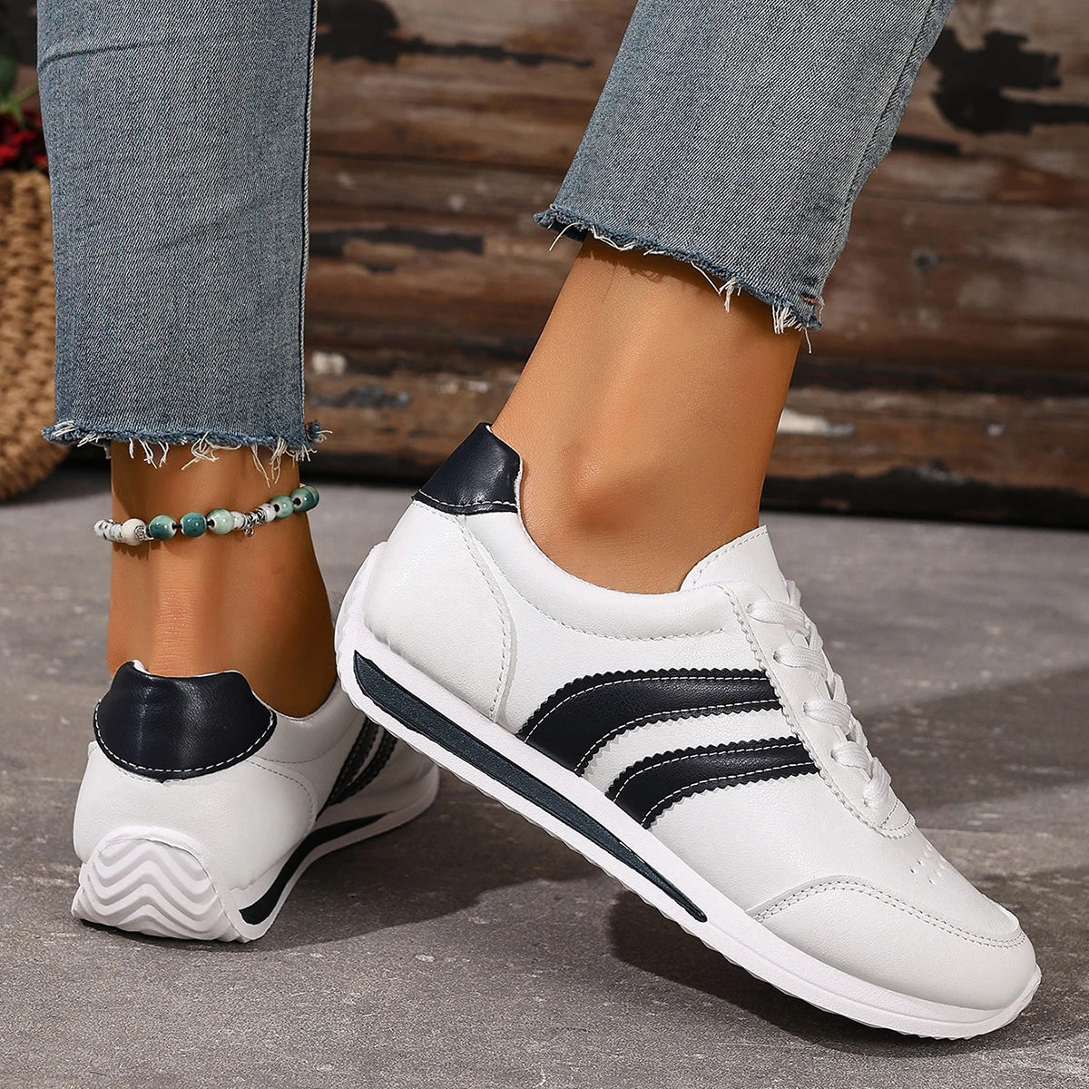 Cross-Border Bestseller Women's Casual Running Shoes Soft Leather Comfortable Bottom Girls White Black Lace-Up Sport Sneakers