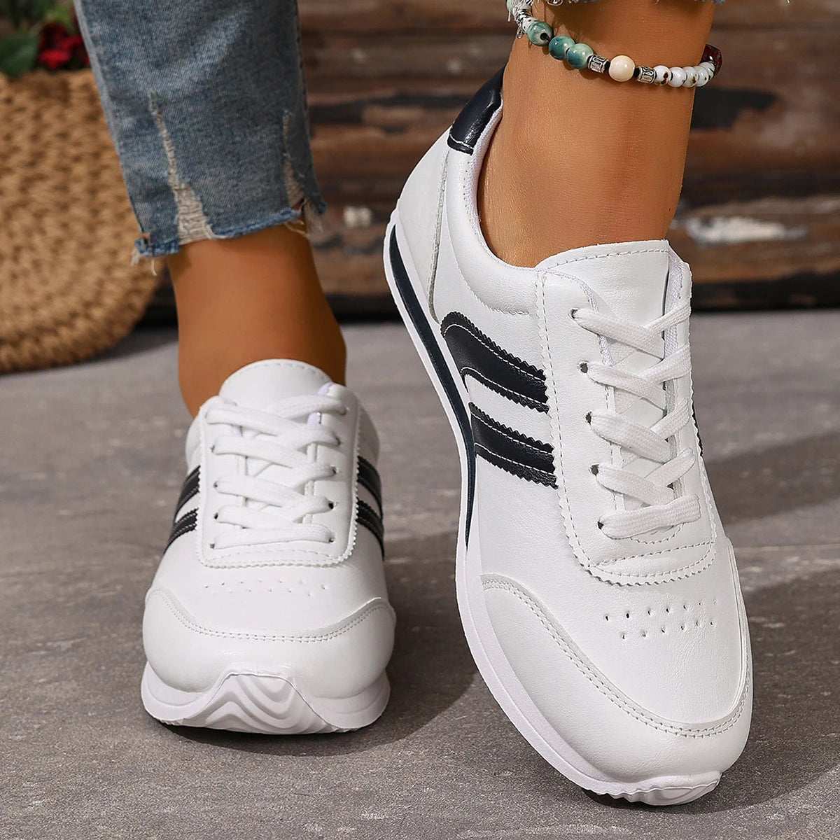 Cross-Border Bestseller Women's Casual Running Shoes Soft Leather Comfortable Bottom Girls White Black Lace-Up Sport Sneakers