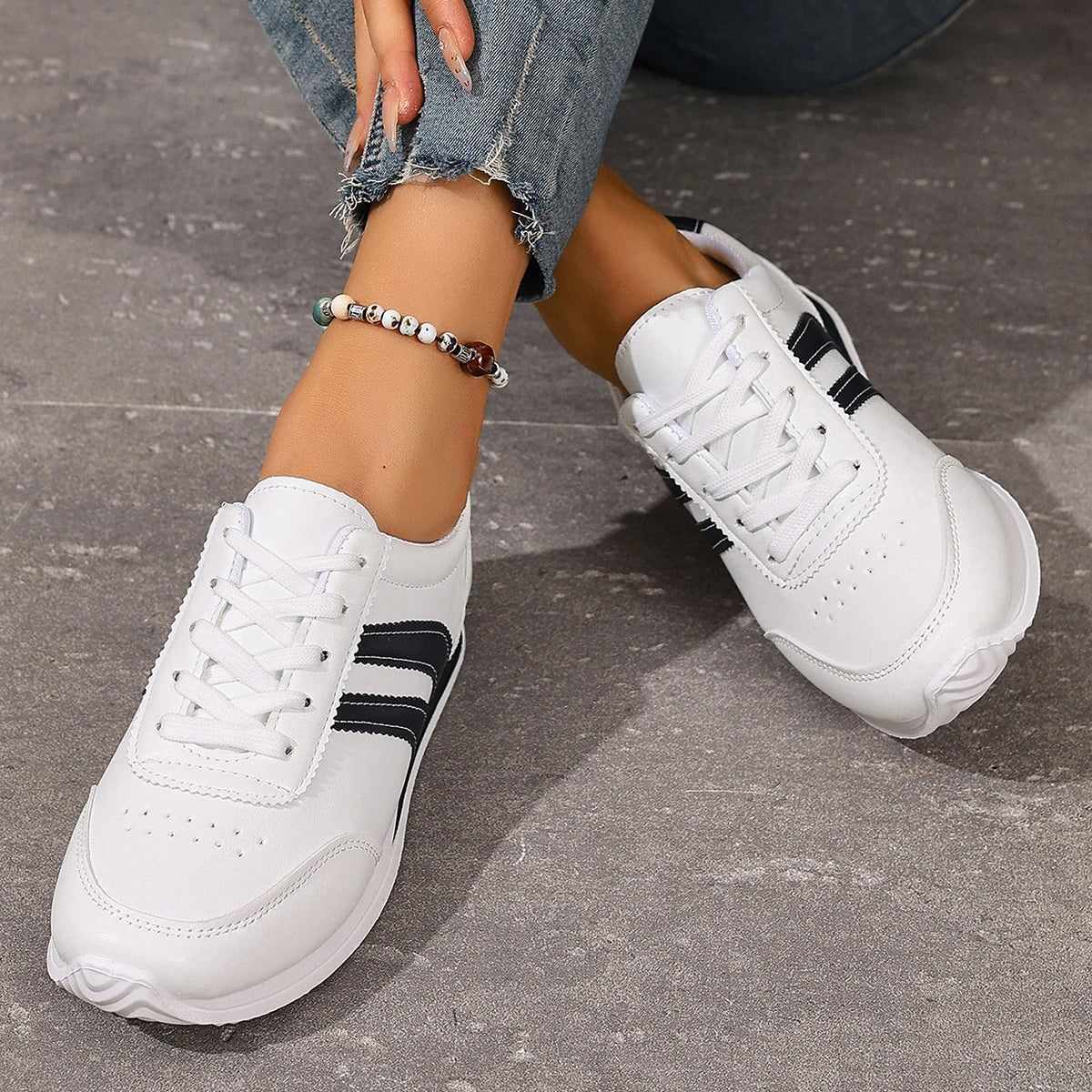 Cross-Border Bestseller Women's Casual Running Shoes Soft Leather Comfortable Bottom Girls White Black Lace-Up Sport Sneakers