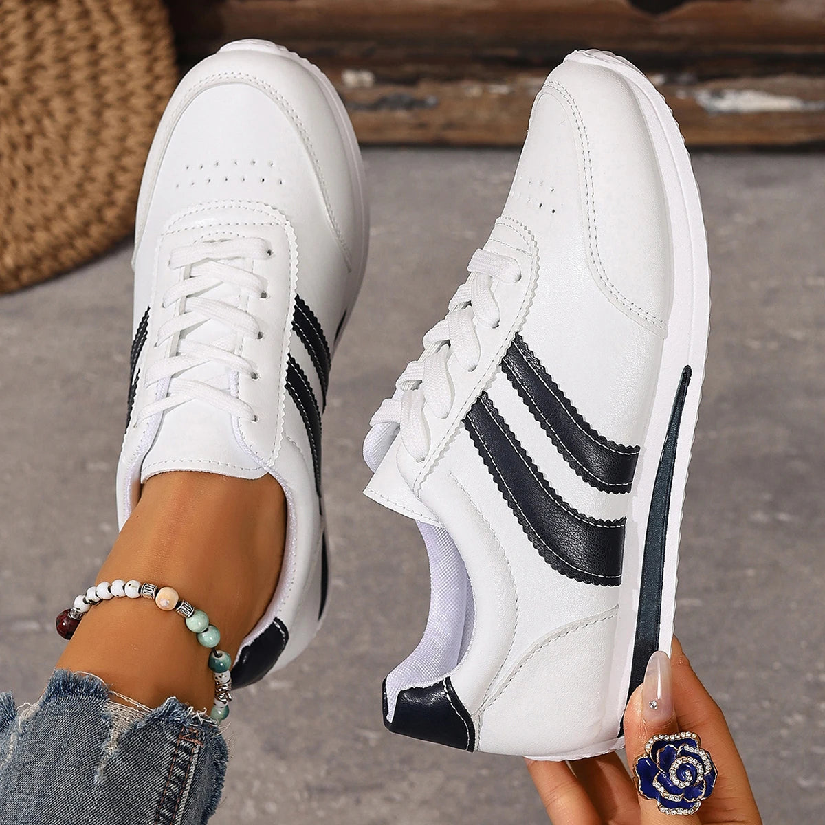 Cross-Border Bestseller Women's Casual Running Shoes Soft Leather Comfortable Bottom Girls White Black Lace-Up Sport Sneakers